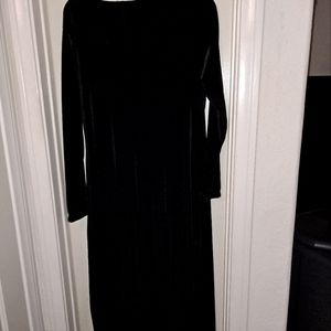 SIZE 16/18 BLACK VELVET MAXI DRESS.